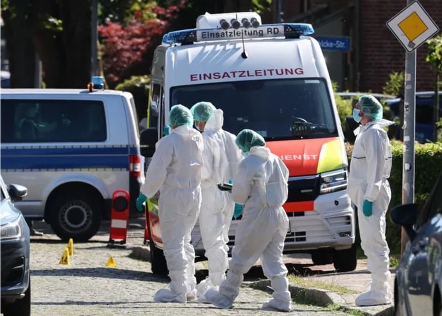 NEWS.ro: Şase morţi în atacul armat din Germania. Autorul, un cetăţean turc născut în Germania, reţinut, se afla într-un conflict cu privire la tutela fiicei sale de trei luni. Mama şi bebeluşul, tefere. Patru femei şi doi bărbaţi, lucrători sociali, ucişi