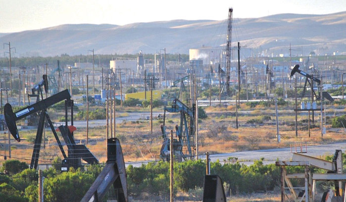 Preţul petrolului continuă să scadă pe măsură ce navigaţia prin Strâmtoarea Ormuz îşi revine. Barilul Brent a ajuns la 71,5 dolari, după o nouă scădere de 5%