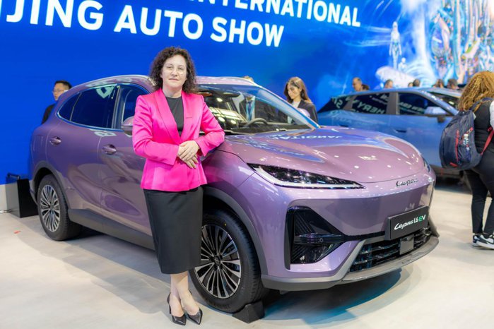 Primul an, primul test: LEPAS estimează vânzări de până la 700 de automobile în România. Rodica Baciu, Director General, MATEROM: Reacţiile au fost peste aşteptările noastre. Designul a impresionat foarte mult, iar după prezentare am primit solicitări pentru drive-test-uri şi chiar precomenzi