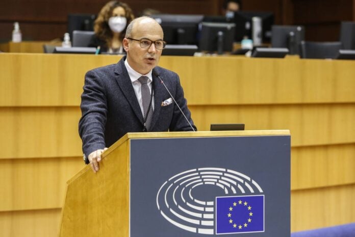 Rareș Bogdan ridiculizează PNL: Săgeata liberală nu trebuie înlocuită cu o trotinetă