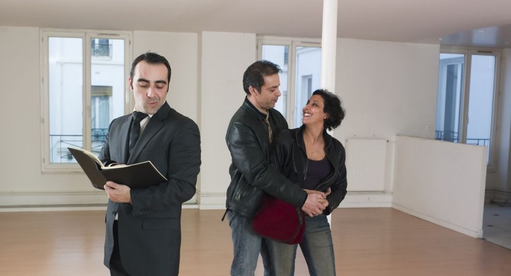 Românii au mai puțină încredere în agenții imobiliari decât în notari sau avocați. Care sunt motivele