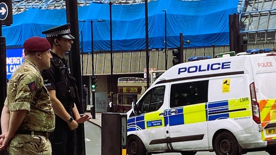 Un jurnalist iranian înjunghiat de doi români în Londra, la ordinul regimului de la Teheran, susține că poliția britanică nu a acționat în urma unei amenințări anterioare