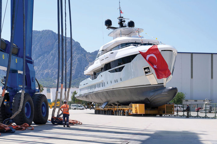 Zecile de şantiere navale din Turcia construiesc de la vapoare de procesat peştele la submarine şi un portavion. Producţia de nave militare este la cote nemaivăzute. Pentru Turcia, şantierele navale aduc suveranitate industrială