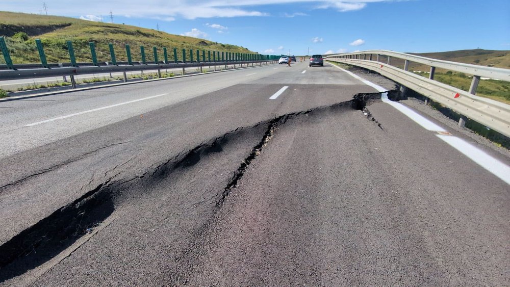 Autostrada „Meșterului Manole”. Cauzele dezastrului de pe A10 și ce soluții au la îndemână autoritățile: „Nu poți spune că este un viciu ascuns”