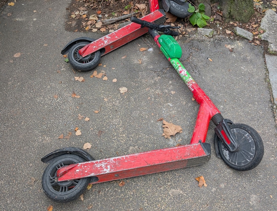 Bărbat de 45 de ani, găsit mort lângă o trotinetă electrică pe pista de biciclete din Năvodari / Ar fi căzut de pe ea și s-ar fi lovit la cap