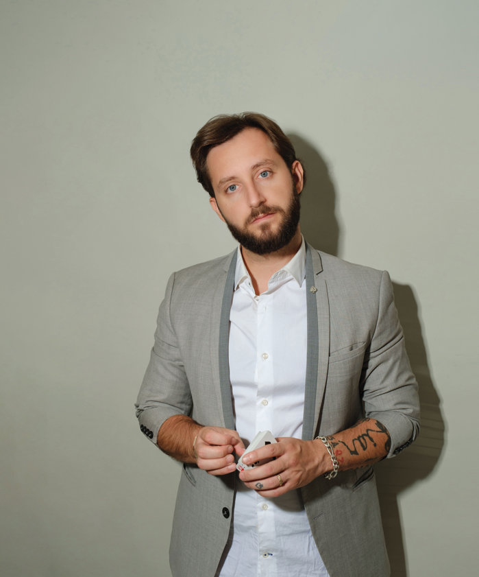 Ce legătură este între regele Charles şi teambuilding-urile din România Cum a ajuns Andrei Gîrjob membru al Magic Circle din Londra, o societate britanică a magicienilor. ”Practic card magic, o formă de close-up, deseori asociată greşit cu tot felul de cartofori”