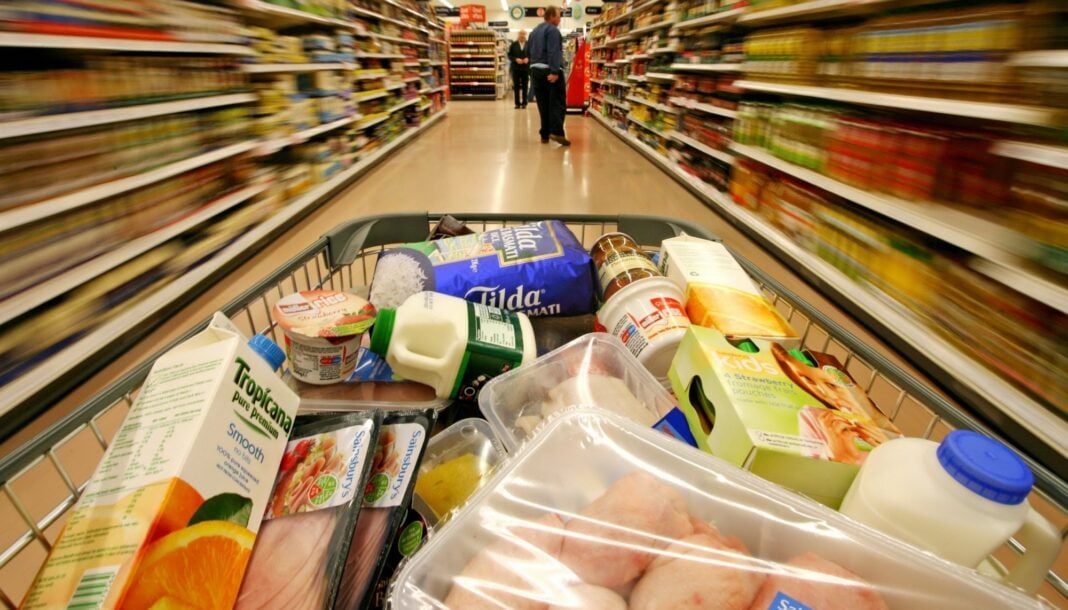 Comerțul cu amănuntul dă semne de revenire de la o lună la alta, însă rămâne sub nivelul din 2025