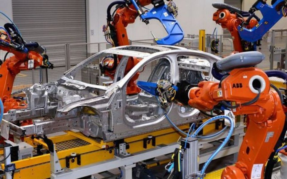 Criza în industria auto se accentuează. Unul dintre marii constructori de mașini din lume renunță la 8.000 de angajați