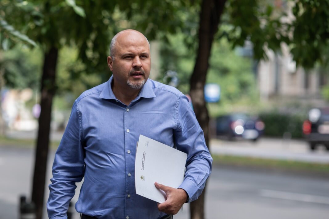 Deputatul USR Emanuel Ungureanu despre operațiunea DIICOT la azilele lui Pașca din Bihor: Uriașa manipulare de pe televizoarele Securistanului. De ce au ajuns bolnavi din spitalele țării la niște azile neautorizate? / Ce transmite DIICOT