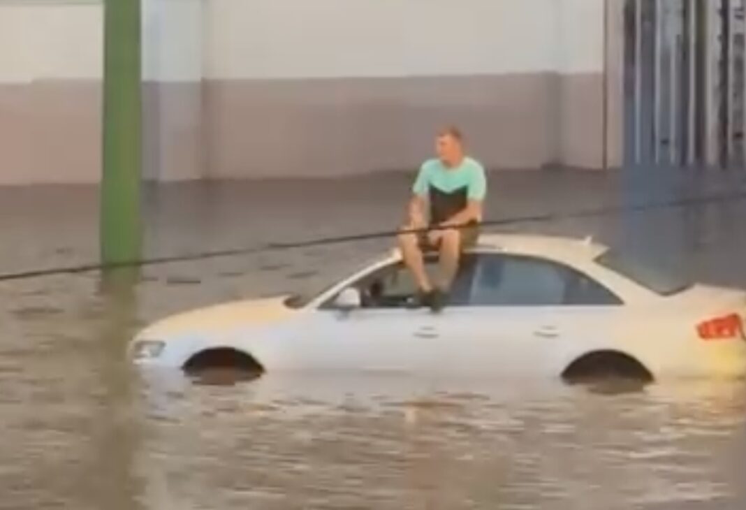 FOTO VIDEO Inundaţii în municipiul Braşov în urma ploilor torenţiale / Mai multe mașini au rămas blocate din cauza apei