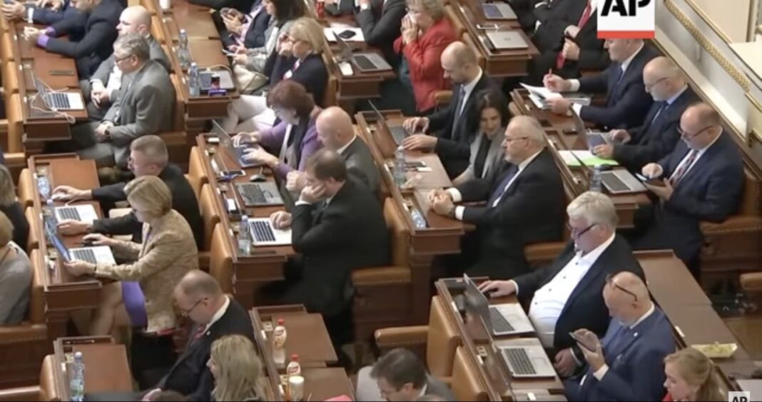 Guvernul ceh a aprobat un proiect de lege care ar interzice telefoanele mobile în şcoli