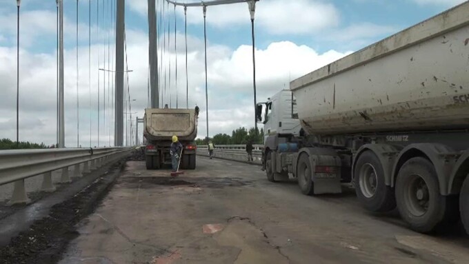Lucrări de asfaltare pe podul suspendat peste Dunăre de la Brăila, în perioada 6-10 iulie