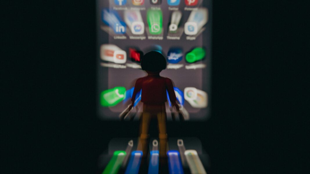 Marea Britanie pregătește noi restricții pentru adolescenți pe rețelele sociale. Va fi introdusă o „stingere digitală” după miezul nopții