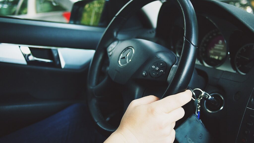 Mercedes-Benz s-ar putea confrunta cu interzicerea vânzării vehiculelor sale în SUA