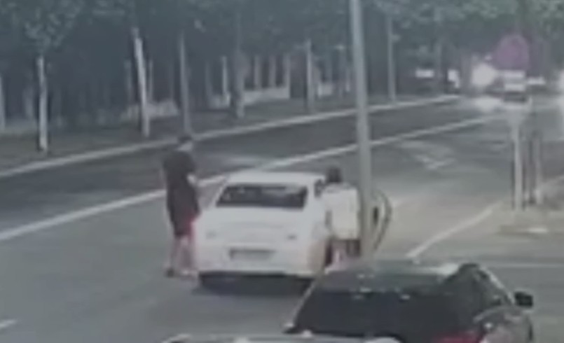 NEWS.ro: Bucureşti: Şofer de ride sharing, anchetat după ce a bătut un client, pe motiv că i-a crăpat parbrizul cu telefonul mobil. El a lovit victima cu pumnul, acesta căzând cu capul de trotuar şi având nevoie de zeci de zile de îngrijiri medicale – VIDEO
