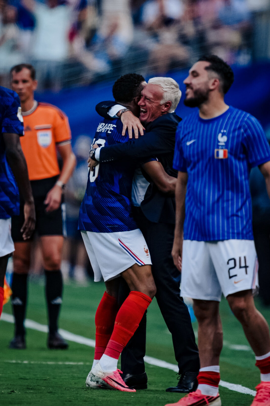 NEWS.ro: Cupa Mondială 2026: „Îl prezentaţi ca pe un dictator” - Deschamps îi ia apărarea căpitanului Mbappe