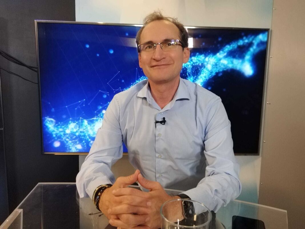NEWS.ro: Dr. Adrian Stănescu (medic primar gerontologie şi geriatrie): Acum 20 de ani când am început activitatea în prima unitate Alzheimer din România aveam un pacient pe lună, între 50-60 de ani cu acest deficit cognitiv. Acum avem doi, trei pe săptămână