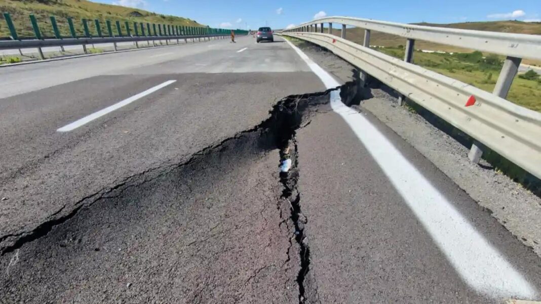NEWS.ro: DRDP Cluj a sesizat Prefectura judeţului pentru luarea măsurilor necesare în cazul surpării unei porţiuni a autostrăzii A10 Sebeş-Turda/ Zona este monitorizată permanent, iar marţi încep lucrările pentru punerea în siguranţă a sectorului afectat
