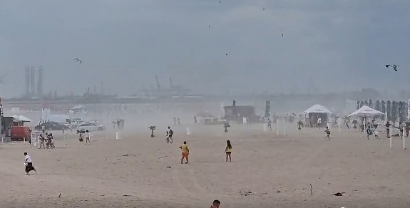 NEWS.ro: Furtună de nisip pe plajele din Eforie – Salvamarii anunţă că vântul a suflat cu putere dinspre mare şi poate crea situaţii periculoase - VIDEO