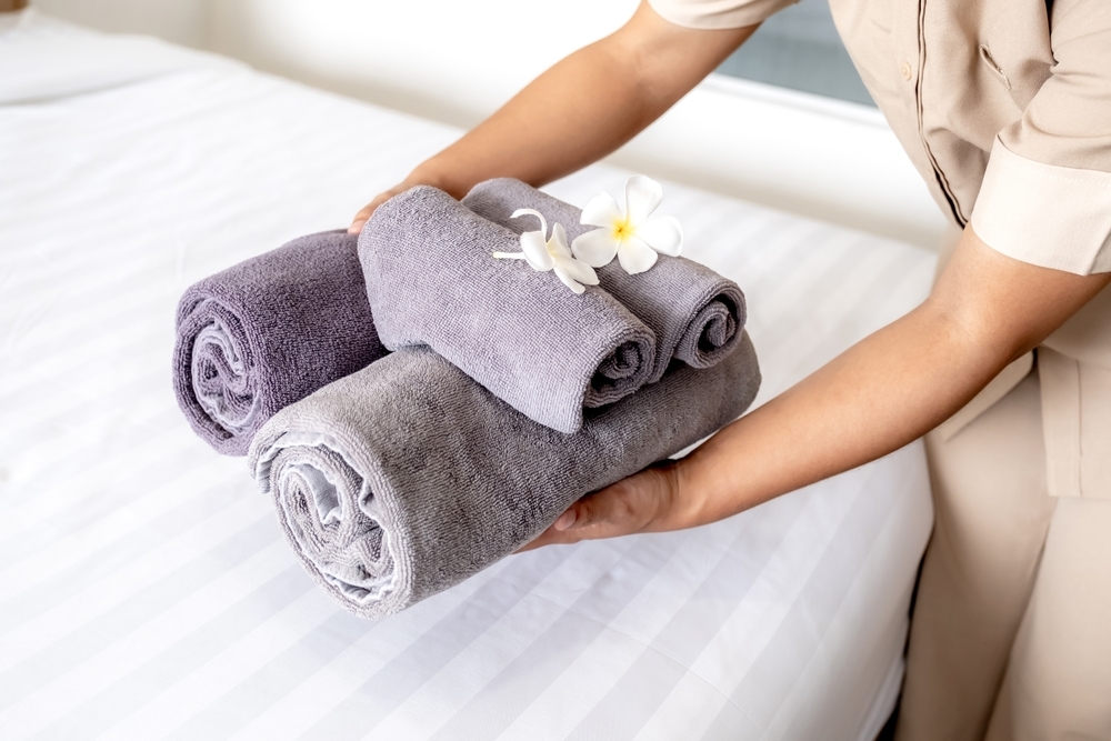 NEWS.ro: Sondaj Travelminit: Aproape patru din zece hotelieri spun că turiştii lasă camerele murdare, iar şi mai mulţi se plâng că oaspeţii aduc mâncare şi băuturi din exterior. Prosopul, ”suvenirul” gratuit