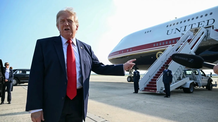 NEWS.ro: Trump îşi apără miliardul de dolari din criptomonede. ”Toată lumea face profit”