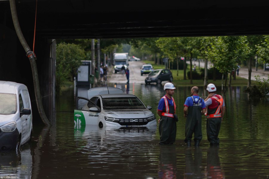 „O dată la 40 de ani”. Directorul Apa Nova explică potopul care a înecat Bucureștiul: Au căzut 120 de litri de apă pe metru pătrat în 15 minute!