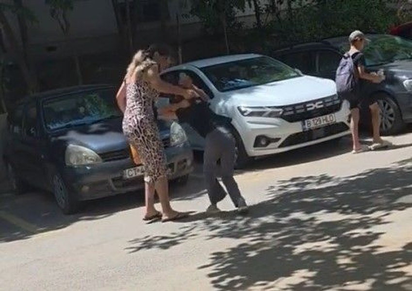 O mamă și-a bătut și tras de păr fiica, în plină stradă, sub privirele trecătorilor. Explicația femeii: „Credeți că trăim într-o bulă de cristal?”