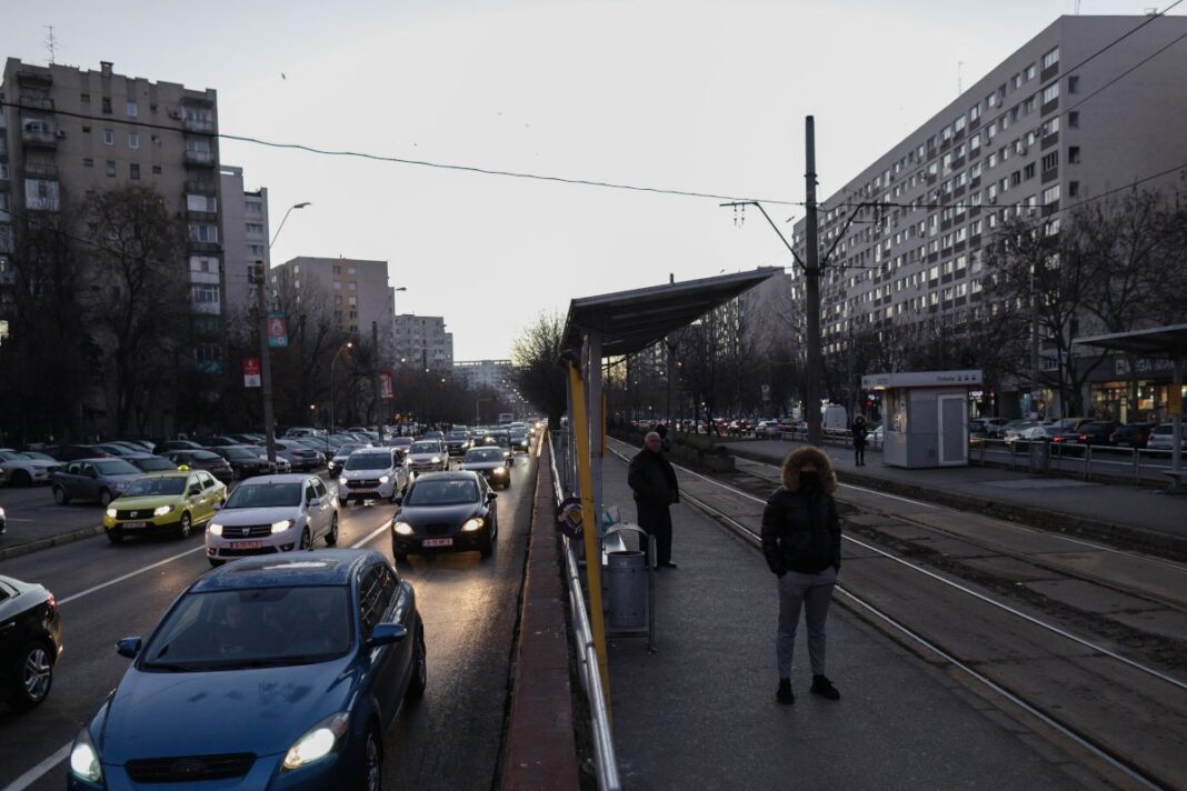 Poliția Capitalei anunță restricții temporare de trafic pe DN1, la ieșirea din București spre Aeroport, în zona Pasarelei Ikea, existând riscul de prăbușire a unui stâlp de iluminat