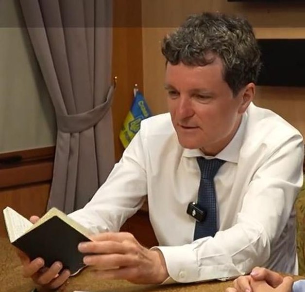Președintele Nicușor Dan a dezvăluit ce scrie în celebrele carnețele pe care le poartă peste tot. Cine are acces la ele, deși conțin secrete
