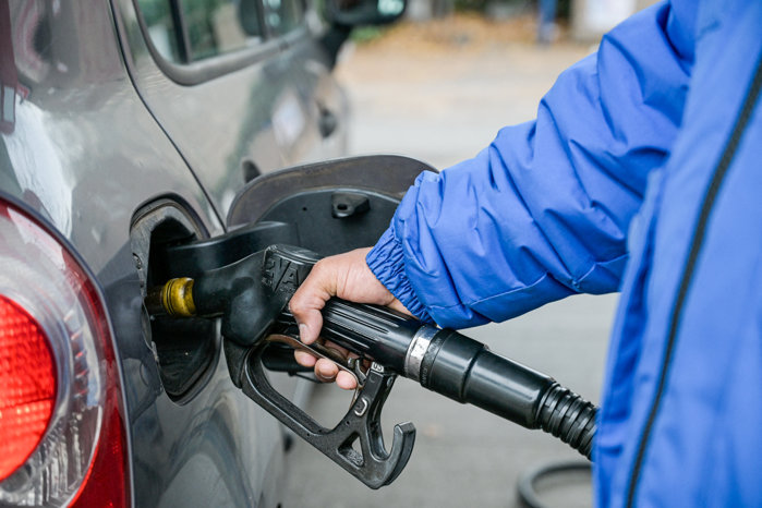 Preţul petrolului a depăşit pragul de 100 de dolari pe baril pentru prima dată de la începutul lunii iunie, după ce rebelii houthi din Yemen, susţinuţi de Iran, au atacat două petroliere saudite în Marea Roşie