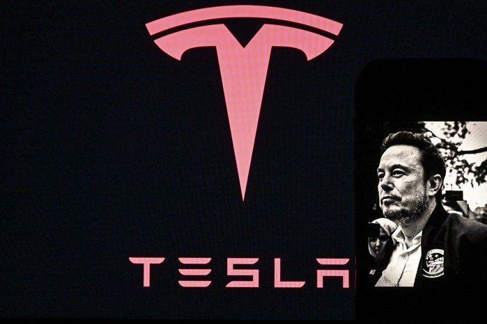Profitul Tesla a scăzut în mod neaşteptat în T2 cu 17%, după ce veniturile din vânzarea certificatelor de reglementare către companiile rivale s-au prăbuşit, iar Tesla a oferit şi reduceri de mii de dolari pentru a stimula vânzările. UPDATE: Acţiunile se prăbuşesc cu aproape 15%