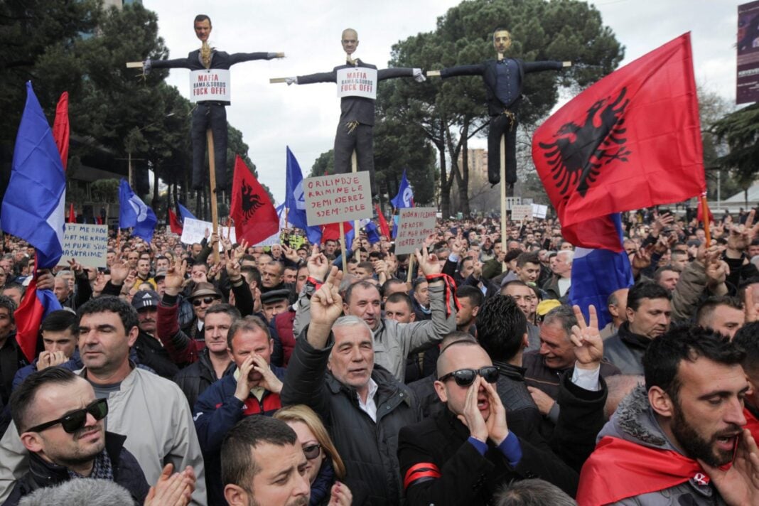 Proteste uriașe în Albania. Zeci de mii de oameni cer demisia premierului Edi Rama