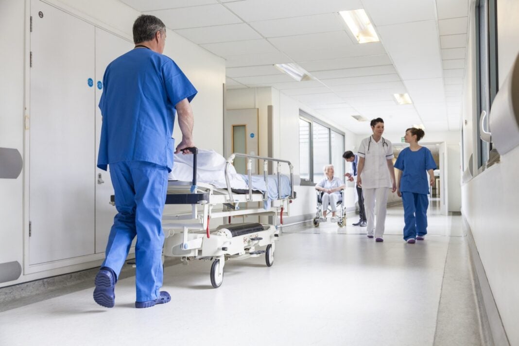 Record absolut la Medicina din București: aproape 7.000 de tineri concurează pentru un loc la UMF „Carol Davila”