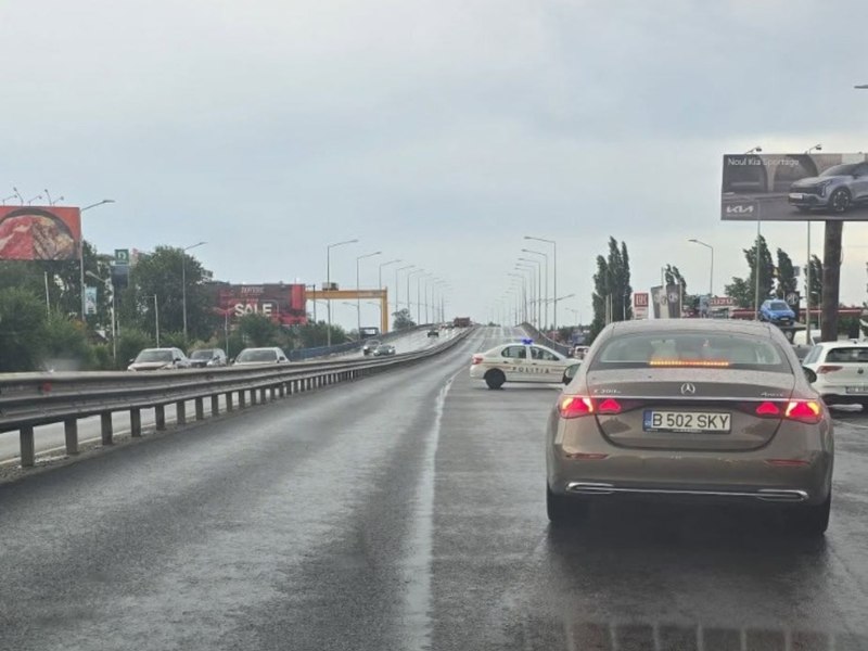 Restricții de trafic pe DN1, între Băneasa și Otopeni. Un stâlp riscă să se prăbușească