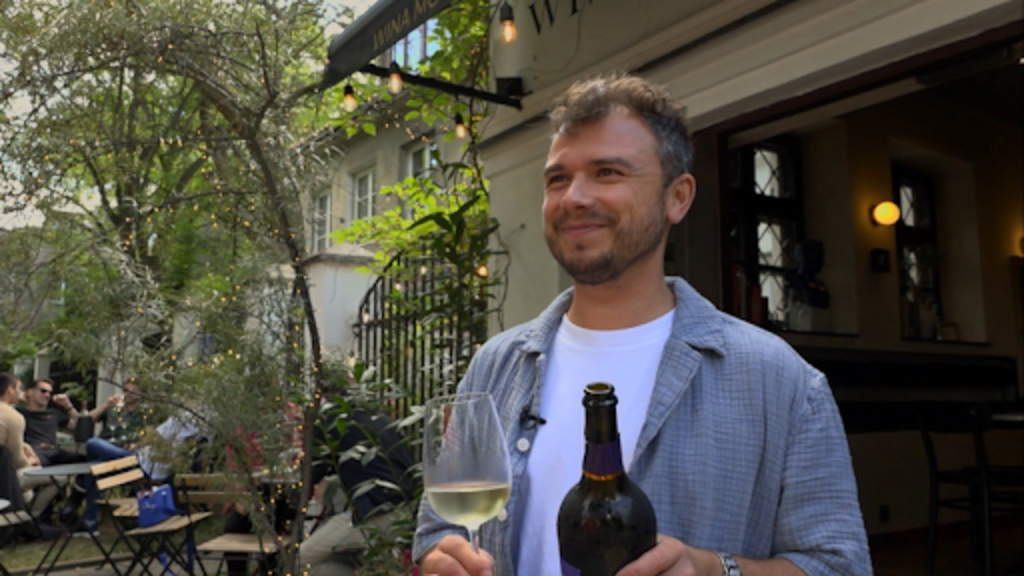RFI: „Mă consider un ambasador al tradiției moldovenești la Varșovia”. Alex Casianov a renunțat la o carieră în cinema și a cucerit Polonia prin vin
