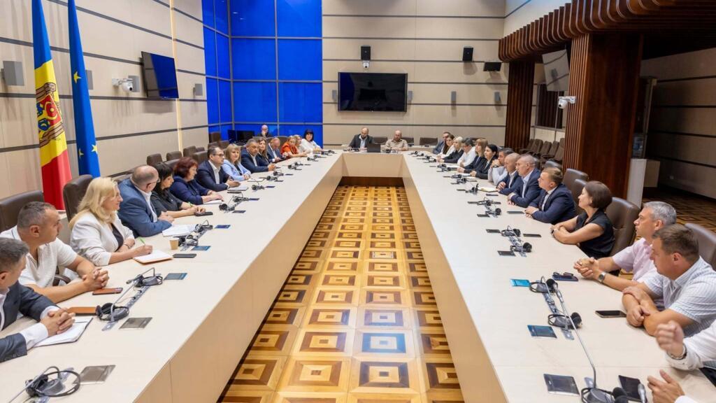 RFI: Premierul desemnat al R.Moldova, la consultări cu oameni de afaceri, societatea civilă și primari, înaintea votului din Parlament