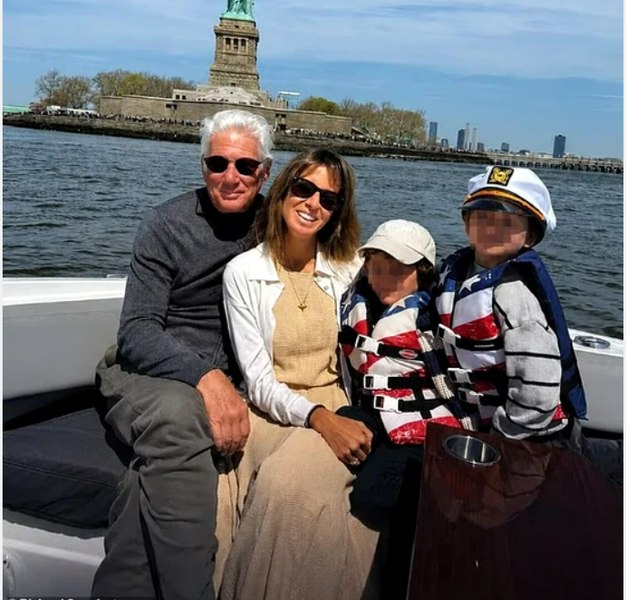 Richard Gere și-a surprins admiratorii cu fotografii rare de familie. Cum a sărbătorit Ziua Independenței alături de cei dragi