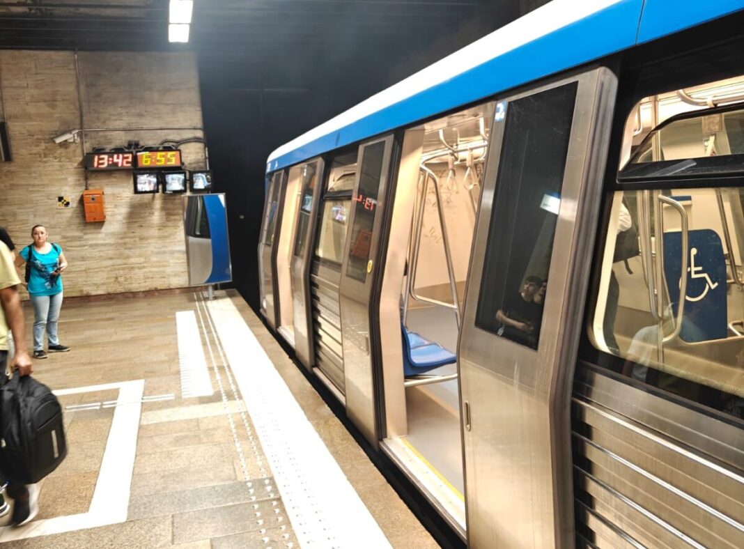 S-a reluat circulația metroului pe Magistrala 1 / Stația de metrou Piața Victoriei 2 rămâne închisă 