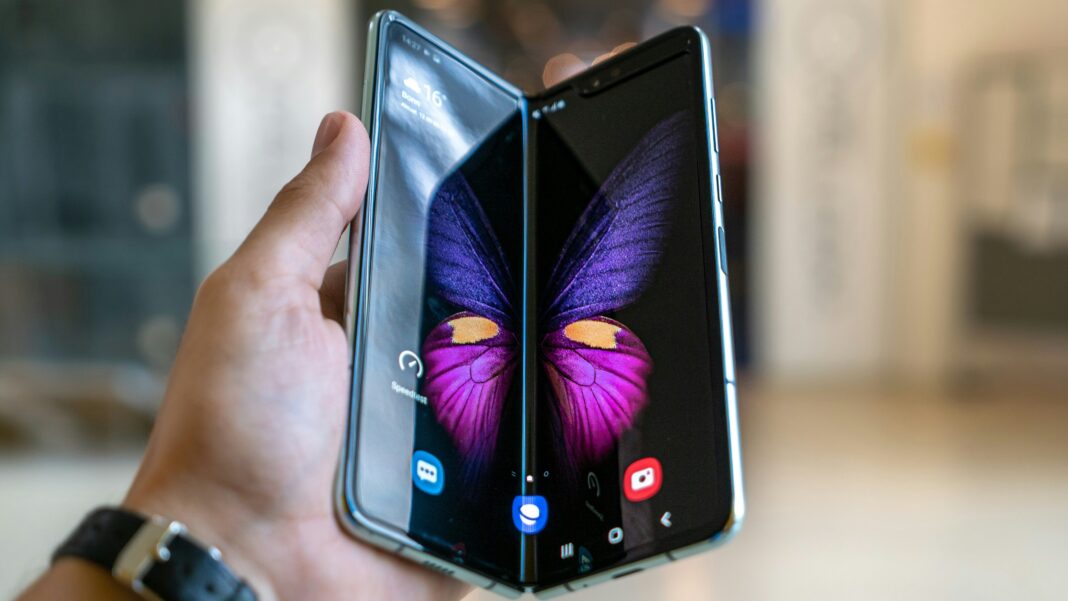 Samsung confirmă o schimbare importantă pentru noile telefoane pliabile. Ce aduce tehnologia Flex Titanium