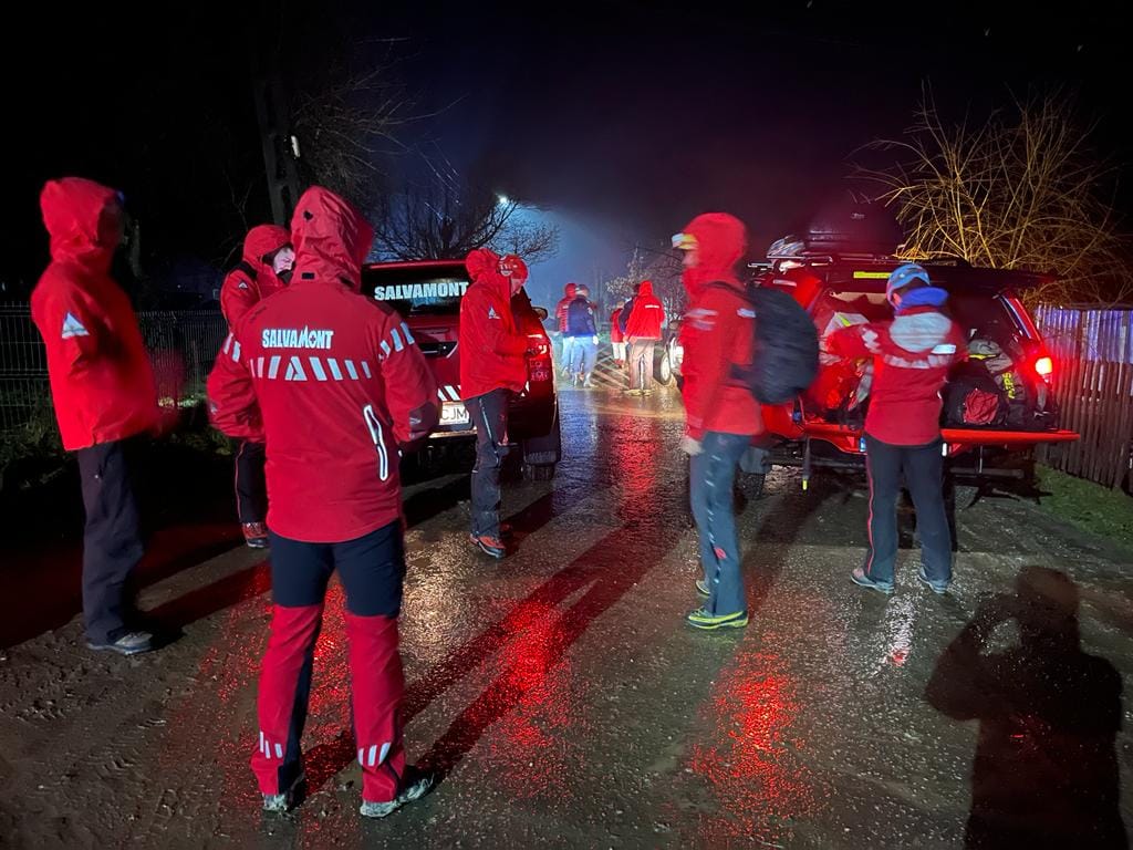 Şase cetăţeni ucraineni aflaţi în două grupuri separate, căutaţi de salvatori pe munte