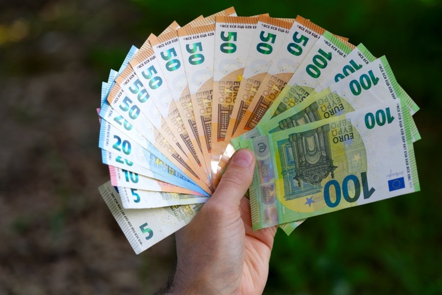 Și-a mărit singură salariul cu 20.000 de euro și le-a dat colegilor zile în plus de concediu. Ce a decis instanța