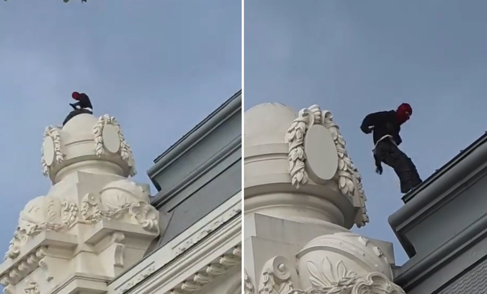 „Spiderman” de Constanța. Un bărbat mascat s-a urcat pe cupola celebrului cazino pentru un selfie