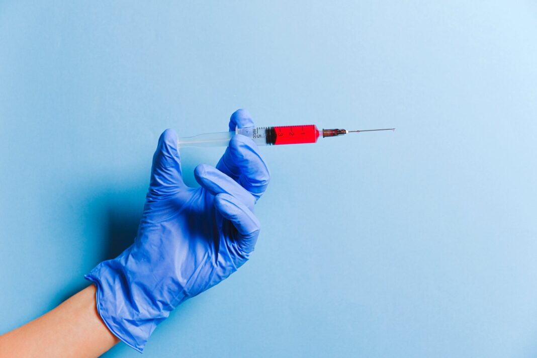 Studiu în SUA: Cei care folosesc des AI pentru sfaturi medicale cred mai des mituri despre vaccinuri