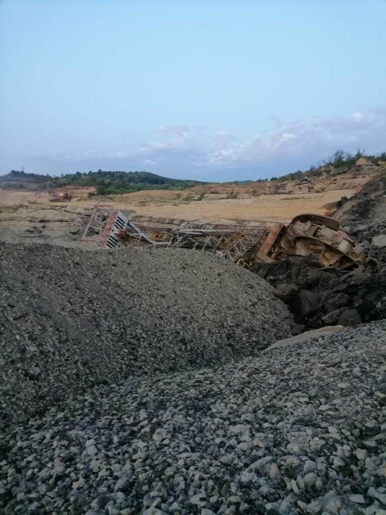 Tânăr de 21 de ani, blocat la circa 5 metri adâncime după surparea unui mal de pământ, la Adjud