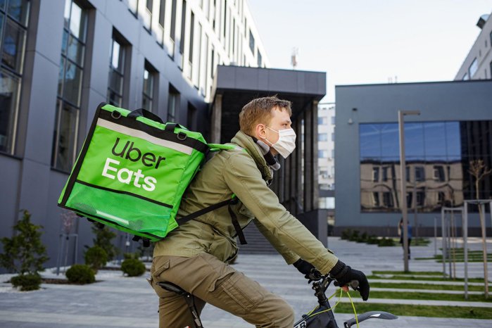Uber a amânat revenirea Uber Eats în România, la cinci luni după ce o anunţase. Gigantul american a renunţat la lansare în cinci din cele şapte pieţe europene vizate, în timp ce încearcă să cumpere Delivery Hero, proprietarul Glovo