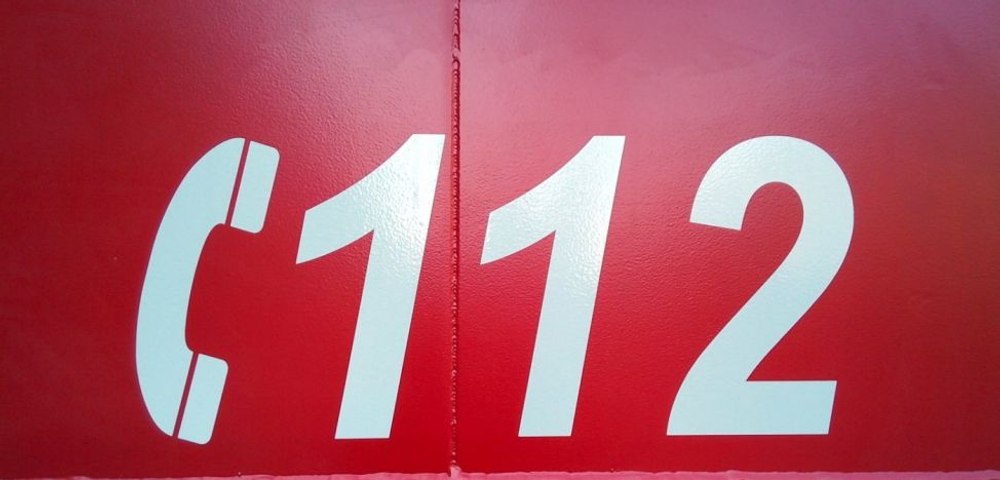 Un copil de 2 ani a căzut de la etajul al doilea al unui bloc. A fost transportat inconștient la spital