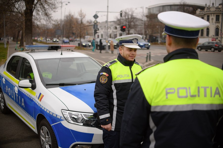 Un profesor a încercat să mituiască un polițist după ce a fost prins cu 106 km/h. Ce pedeapsă a primit în instanță