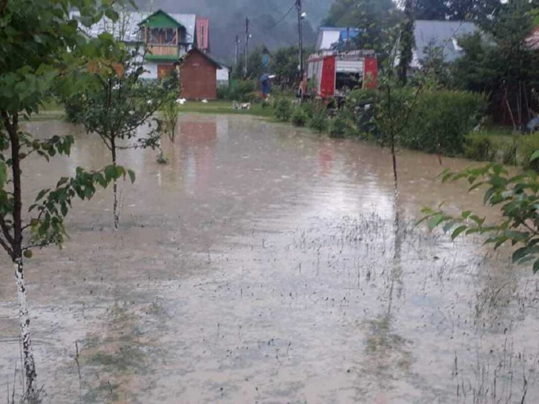 Viituri și inundații locale în 36 de județe. Hidrologii avertizează asupra riscului crescut