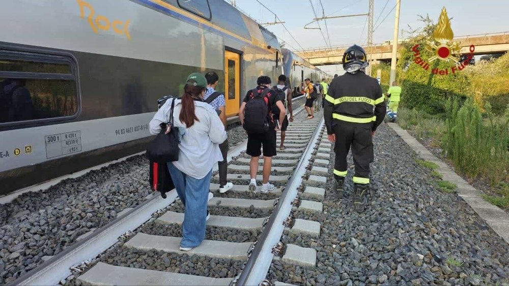 Două vaci au provocat deraierea unui tren cu 450 de pasageri, în Italia. Călătorii au trăit clipe de groază, iar traficul feroviar a fost paralizat