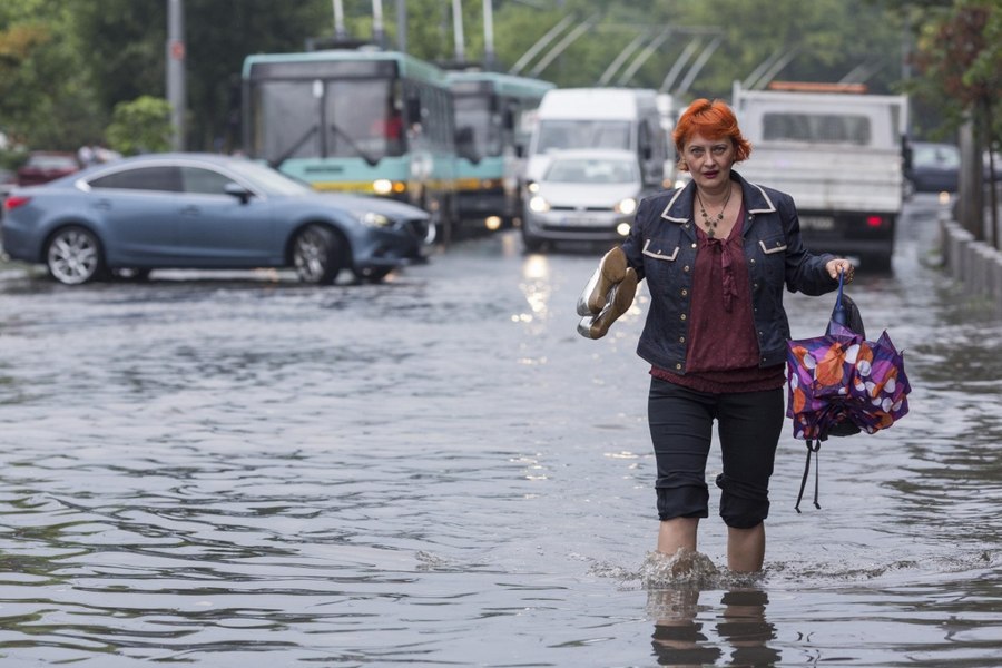 După o lună de secetă extremă, România intră sub amenințarea viiturilor. Meteorolog: Solul uscat nu mai poate absorbi apa